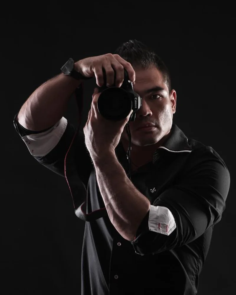 Márcio fotografando em estúdio